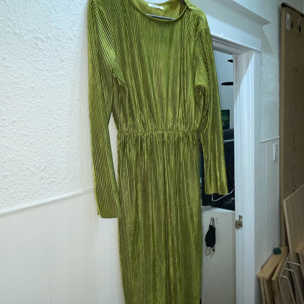 stunning velvet moss green midi dress